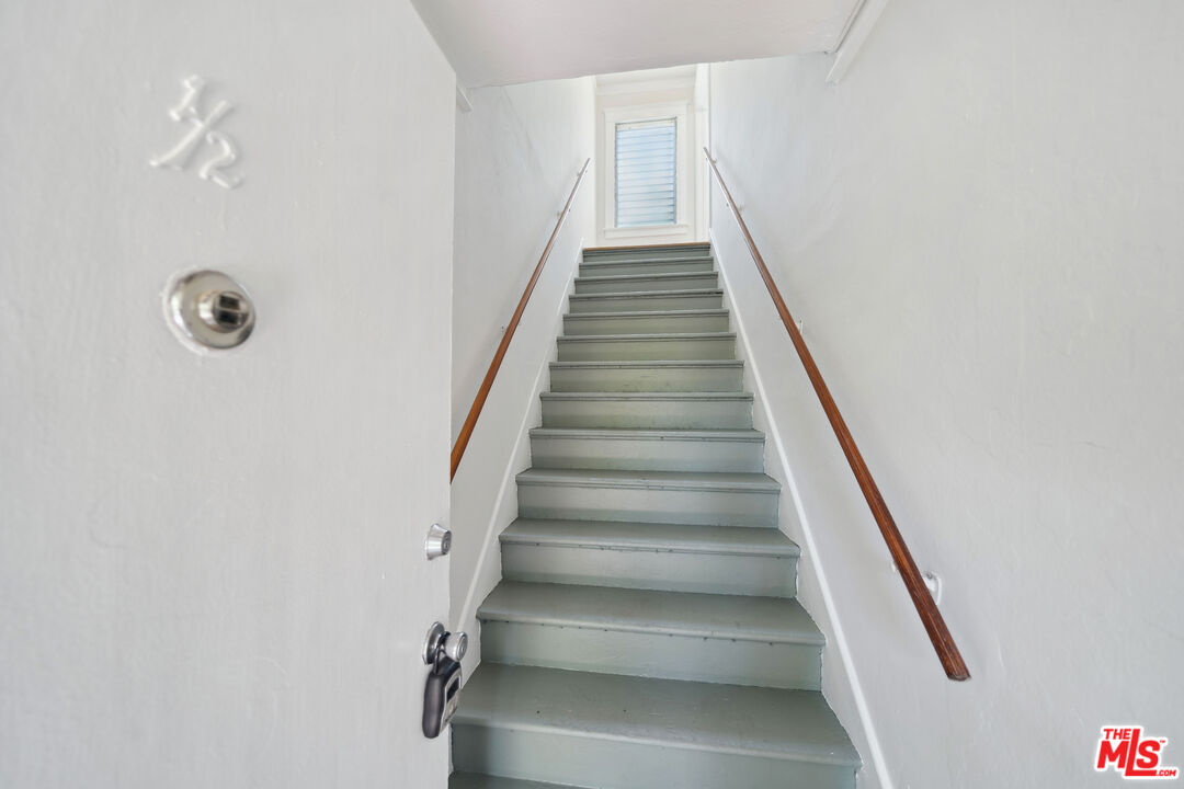 1239 N Havenhurst Dr Unit: 1239 1/2