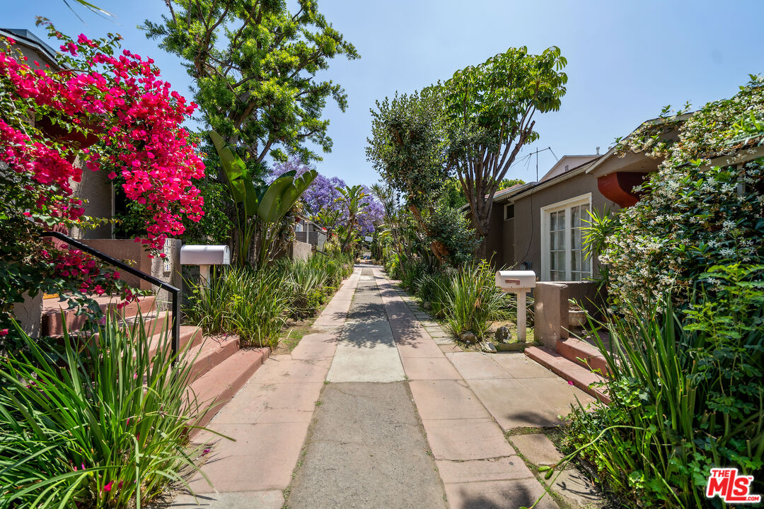 1239 N Havenhurst Dr Unit: 1239 1/2