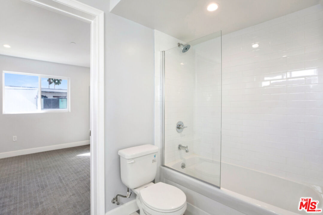 6032 Romaine St Unit: 4