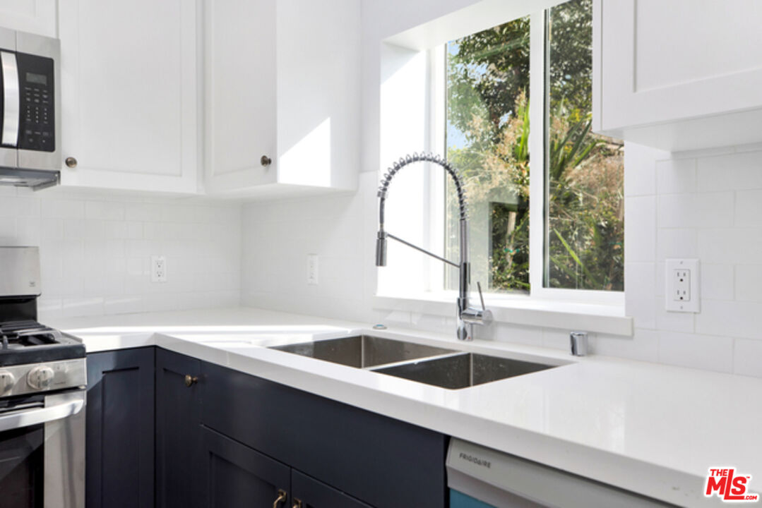 6032 Romaine St Unit: 4