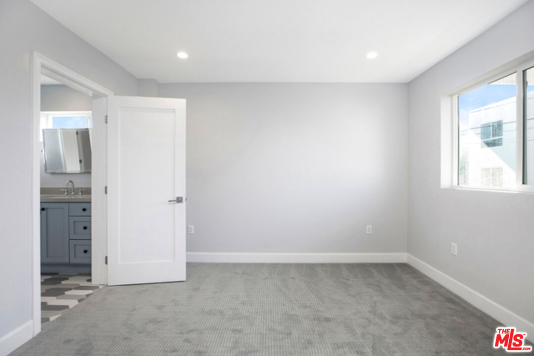 6032 Romaine St Unit: 4