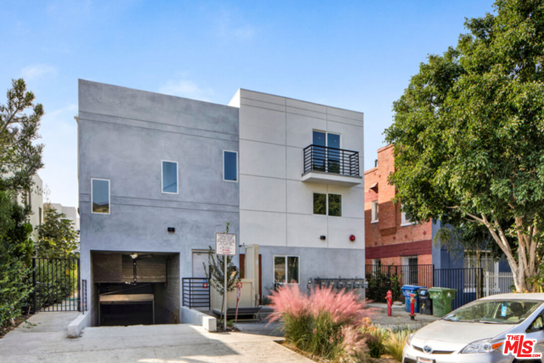 6032 Romaine St Unit: 4