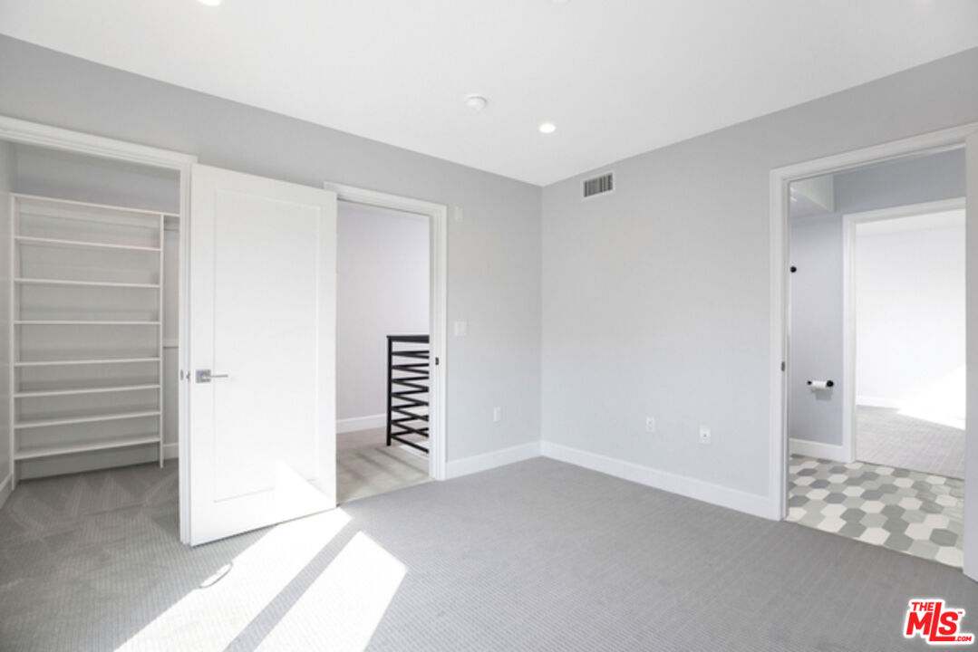 6032 Romaine St Unit: 4