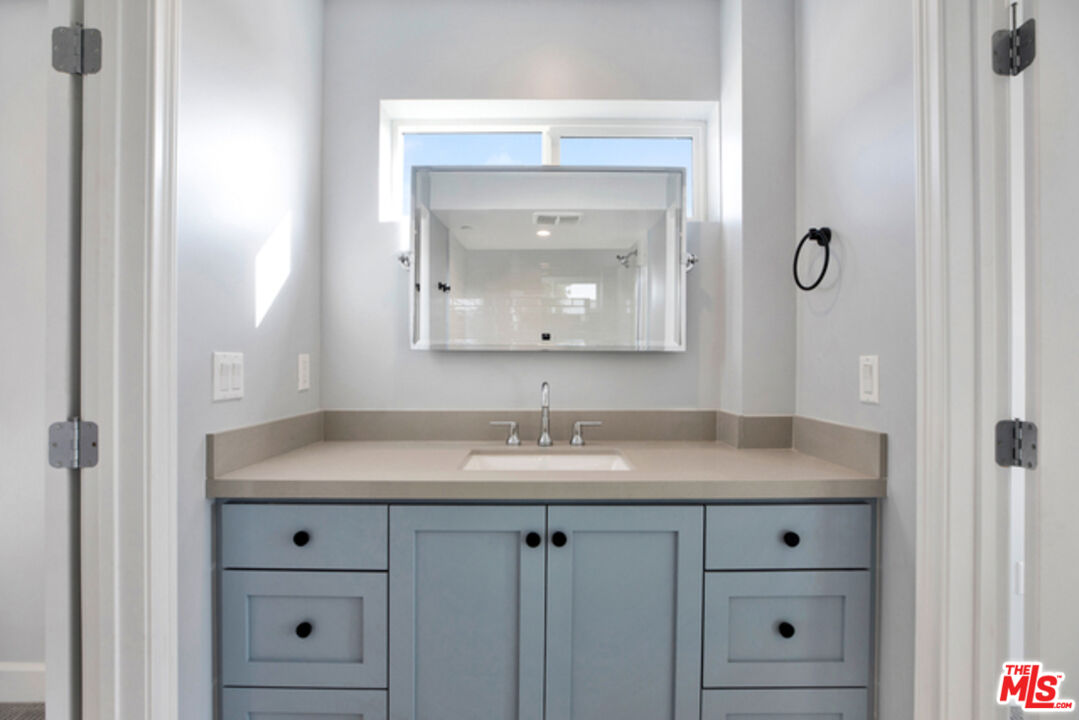 6032 Romaine St Unit: 4