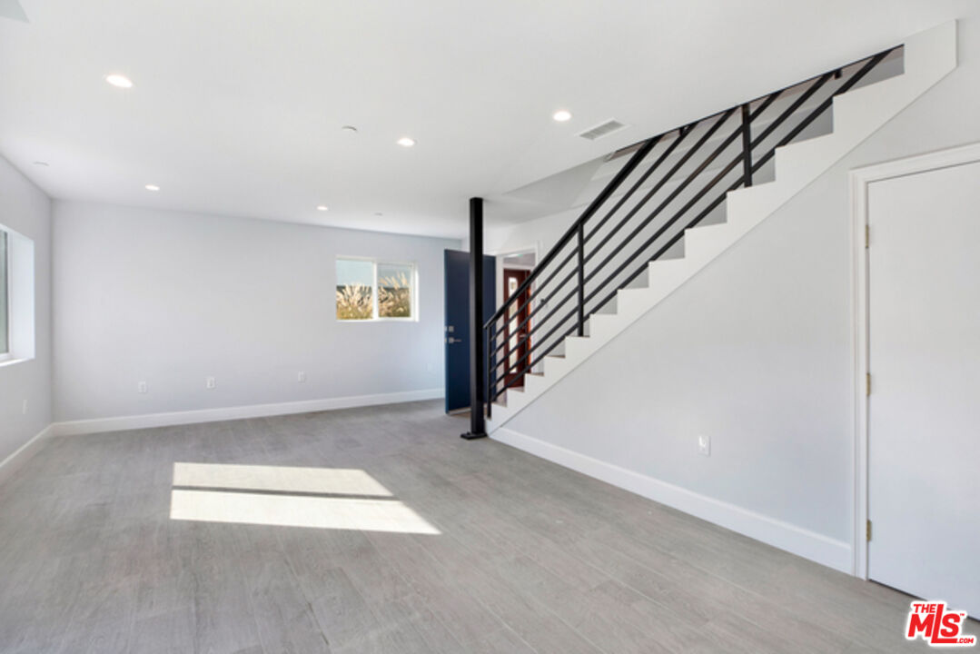 6032 Romaine St Unit: 4