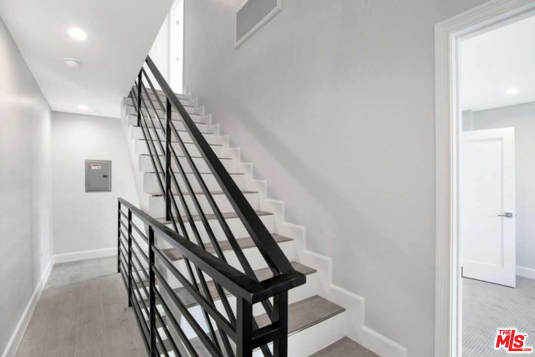 6032 Romaine St Unit: 4