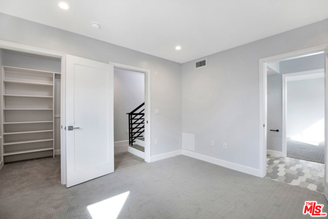 6032 Romaine St Unit: 4