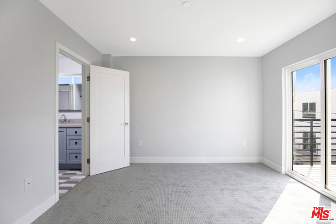 6032 Romaine St Unit: 4