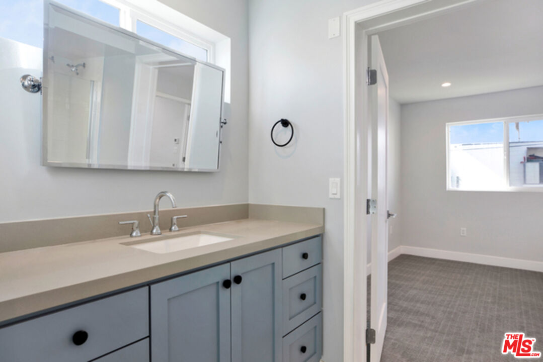 6032 Romaine St Unit: 4