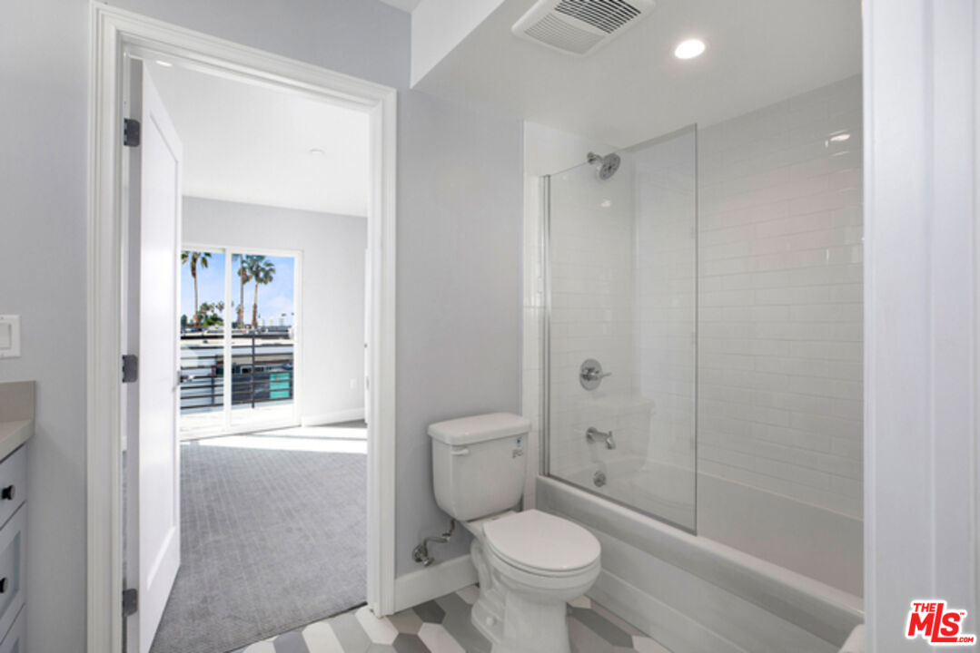 6032 Romaine St Unit: 4