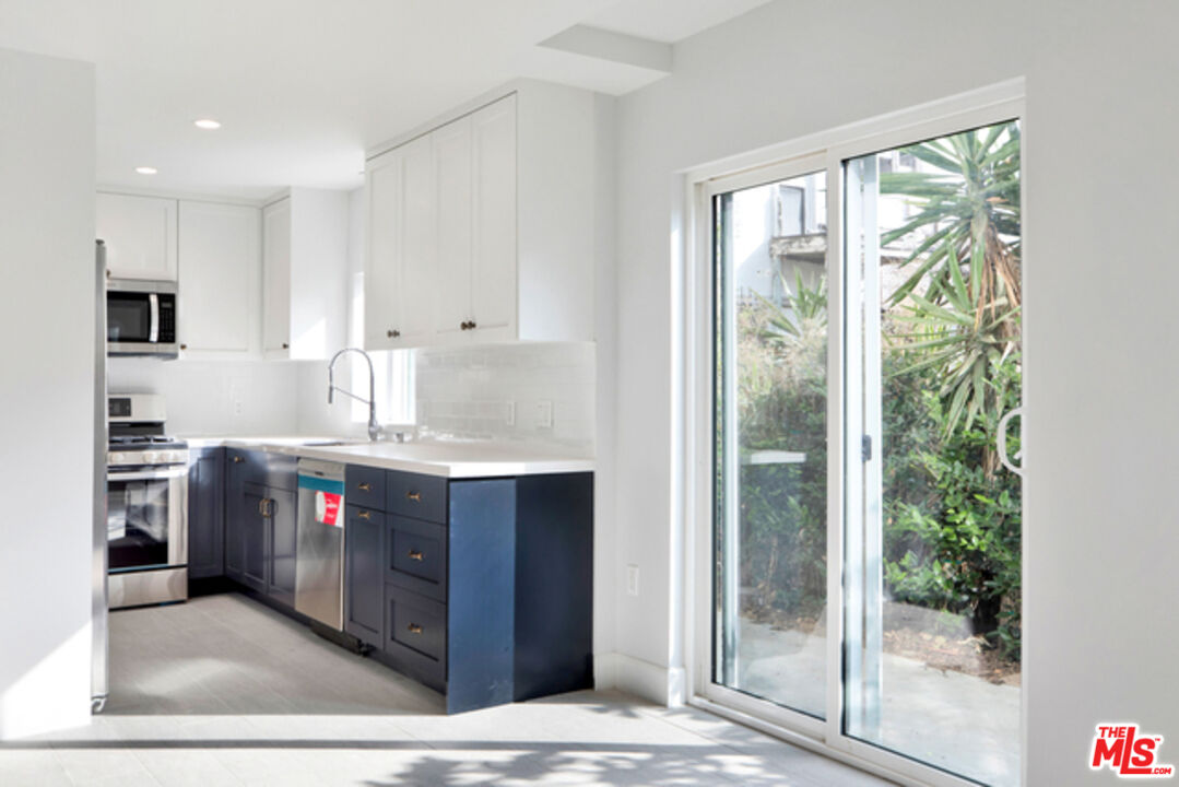 6032 Romaine St Unit: 4
