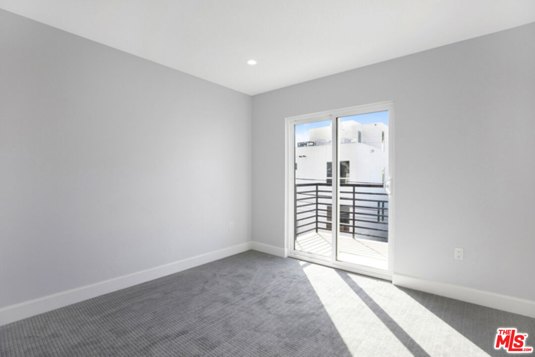 6032 Romaine St Unit: 4