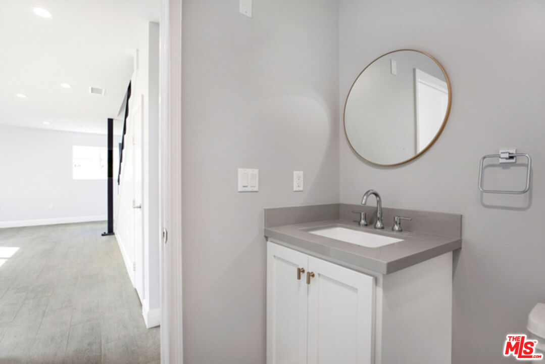 6032 Romaine St Unit: 4