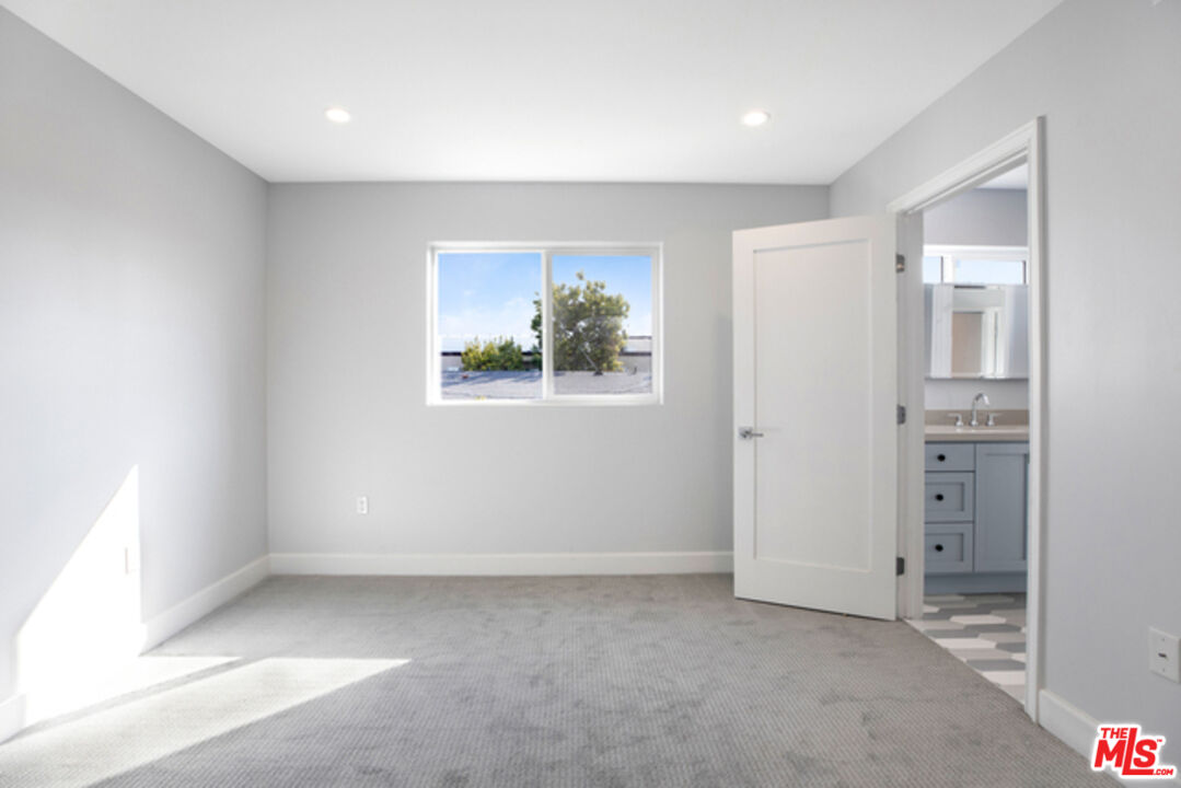 6032 Romaine St Unit: 4