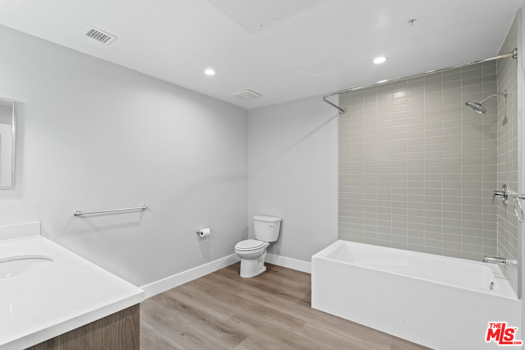 1223 N Hayworth Ave Unit: 3