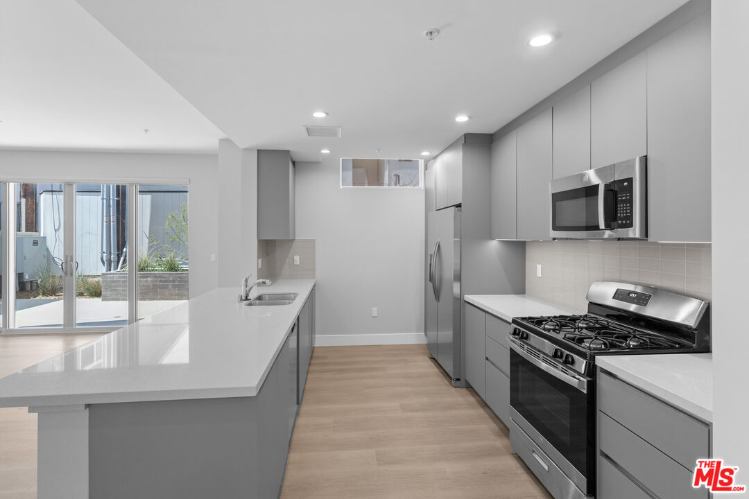 1223 N Hayworth Ave Unit: 3