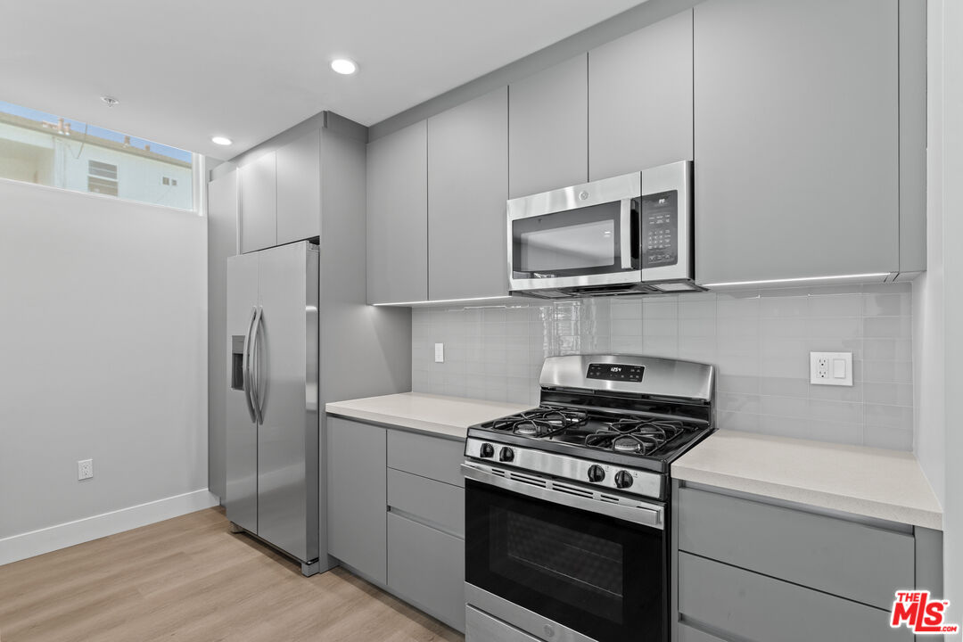 1223 N Hayworth Ave Unit: 3
