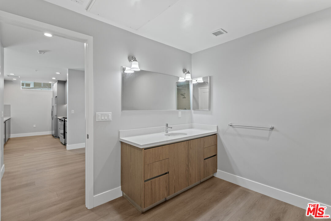 1223 N Hayworth Ave Unit: 3