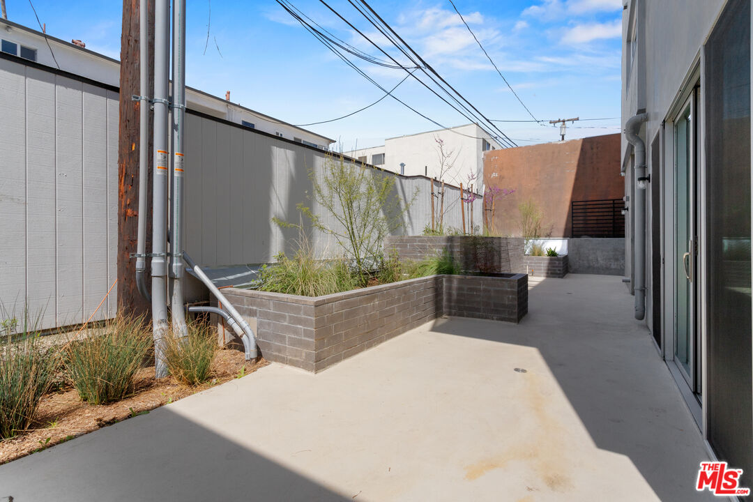 1223 N Hayworth Ave Unit: 3