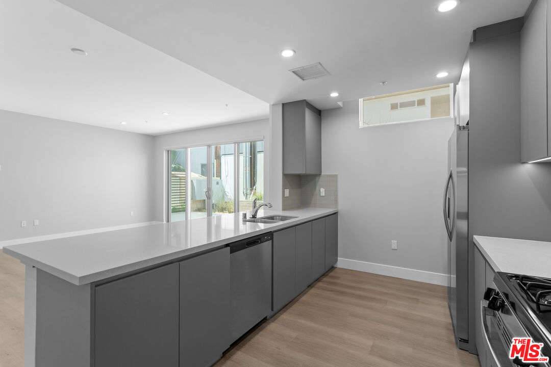 1223 N Hayworth Ave Unit: 3