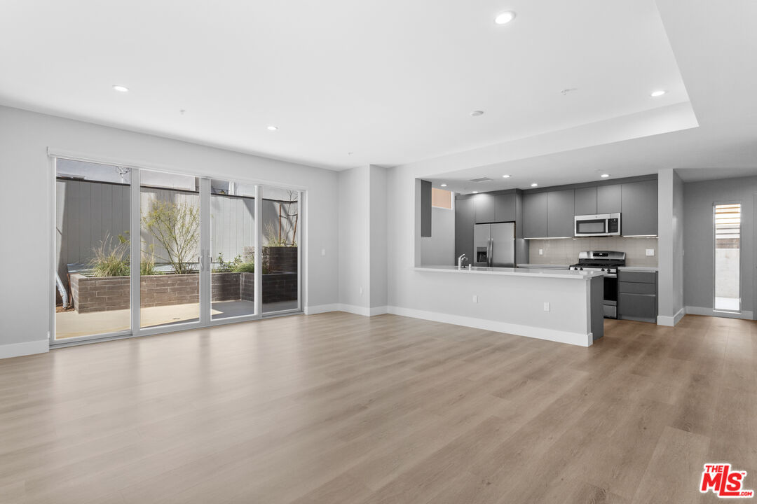 1223 N Hayworth Ave Unit: 3
