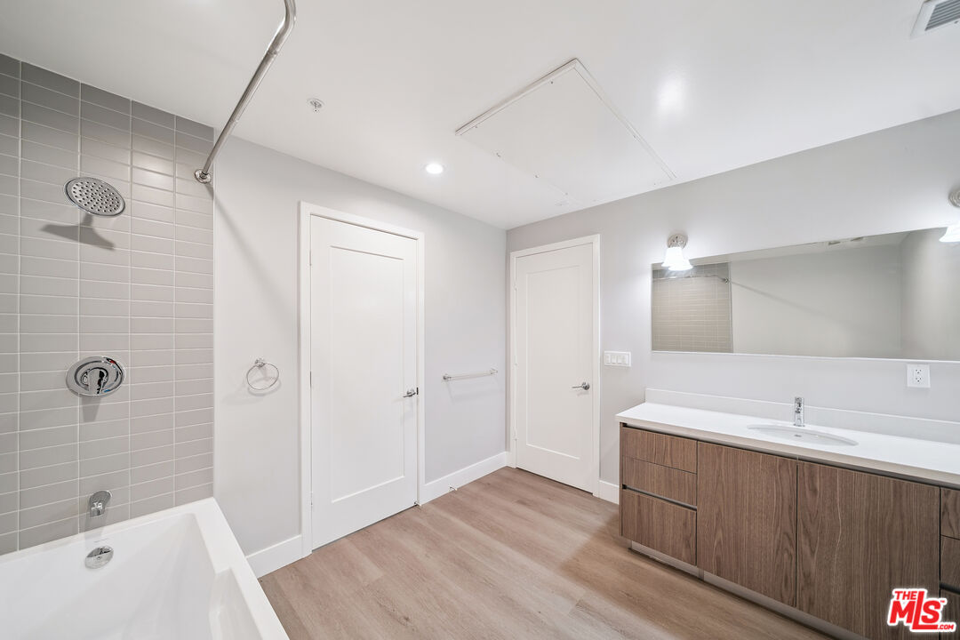 1223 N Hayworth Ave Unit: 4