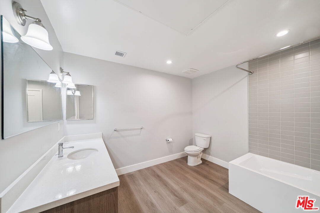1223 N Hayworth Ave Unit: 4