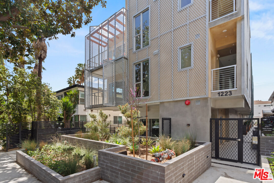 1223 N Hayworth Ave Unit: 4