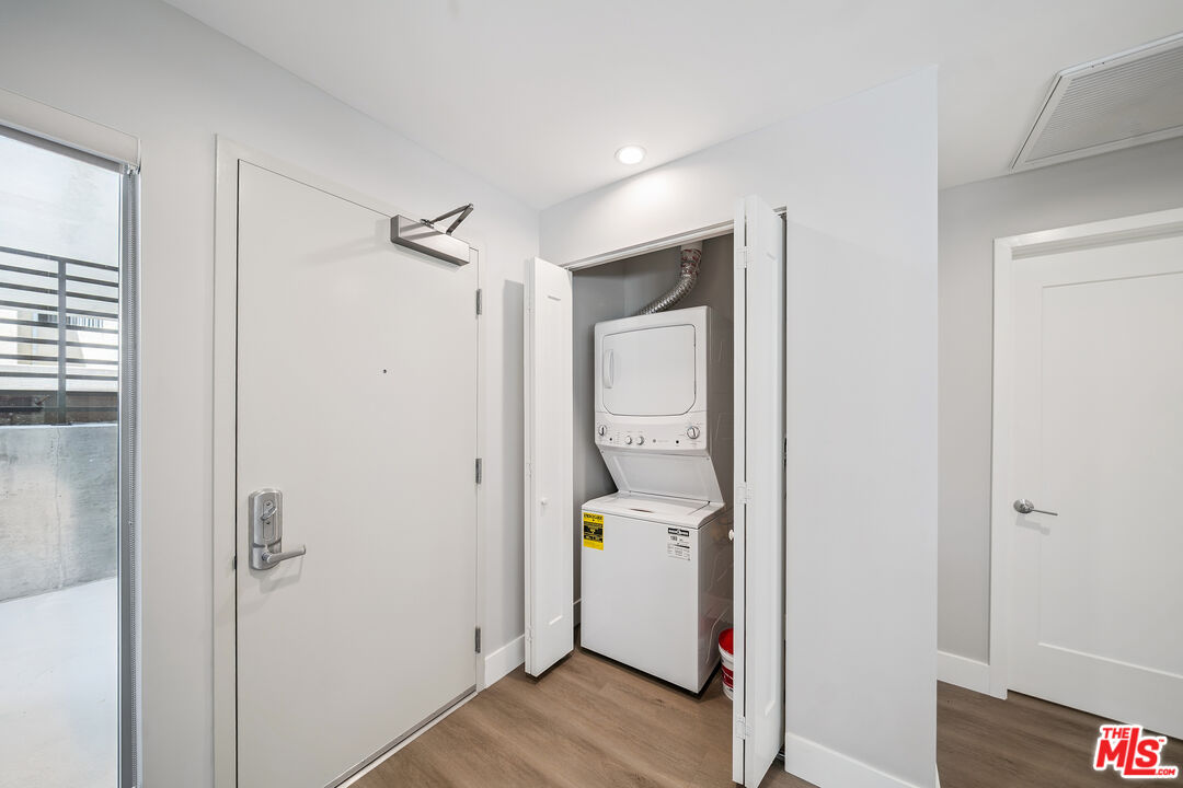 1223 N Hayworth Ave Unit: 4