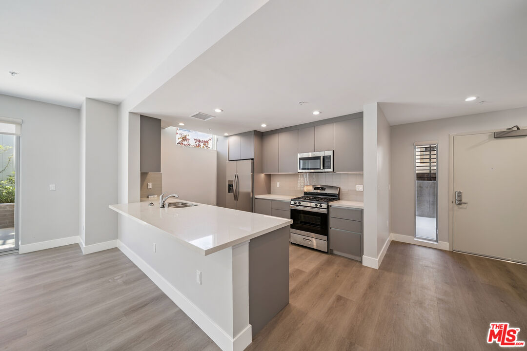 1223 N Hayworth Ave Unit: 4