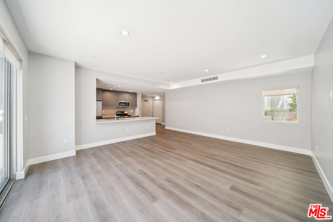 1223 N Hayworth Ave Unit: 4