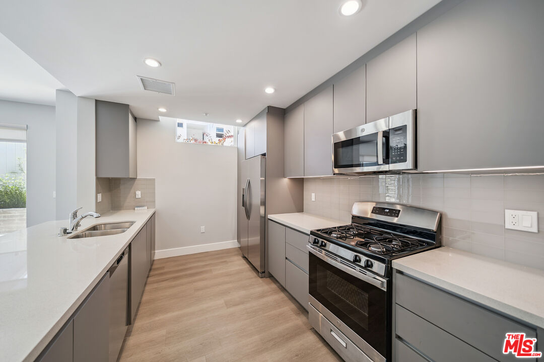 1223 N Hayworth Ave Unit: 4