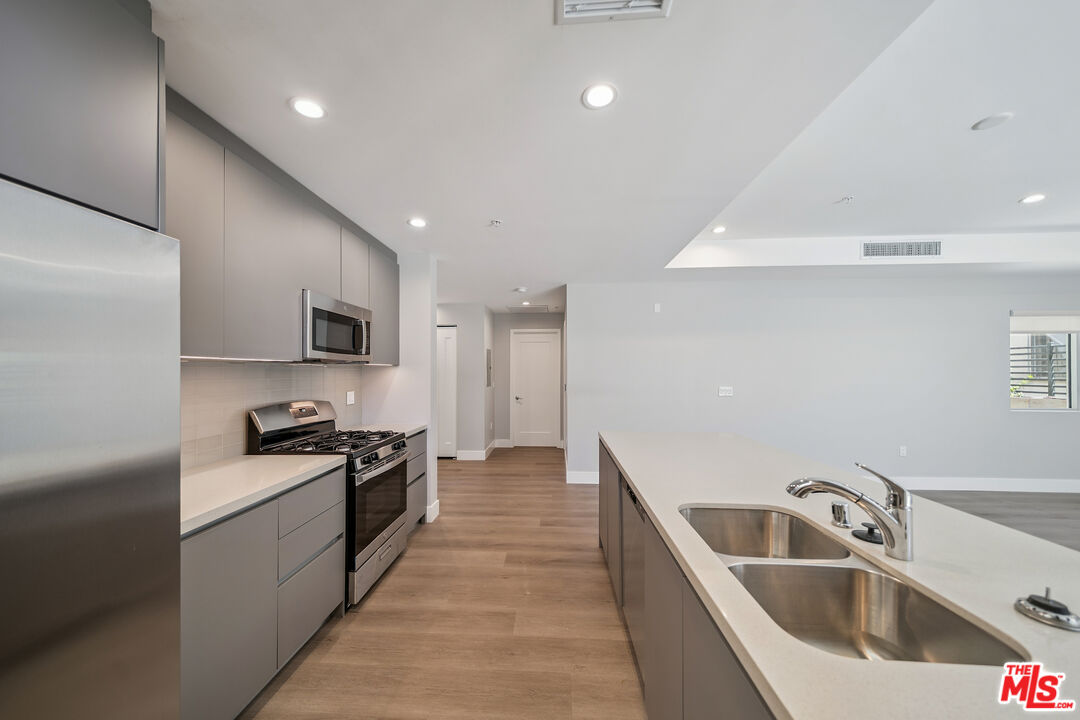 1223 N Hayworth Ave Unit: 4