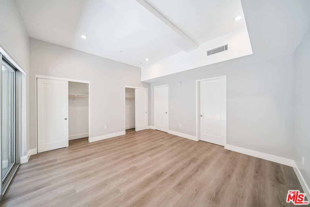 1223 N Hayworth Ave Unit: 4