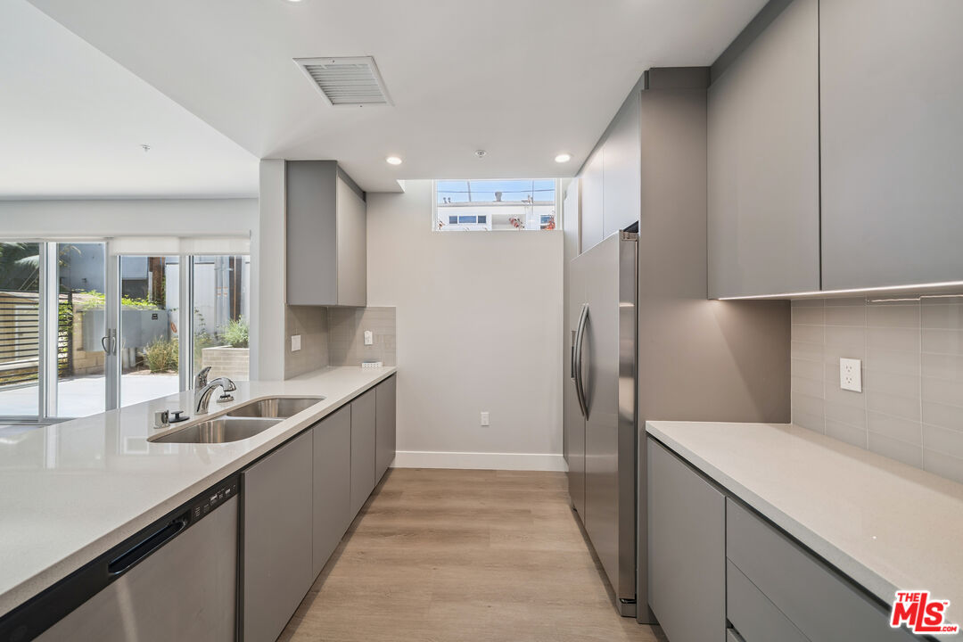 1223 N Hayworth Ave Unit: 4