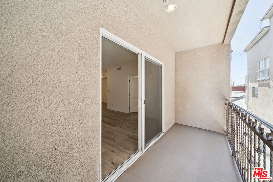2335 S Bentley Ave Unit: 207