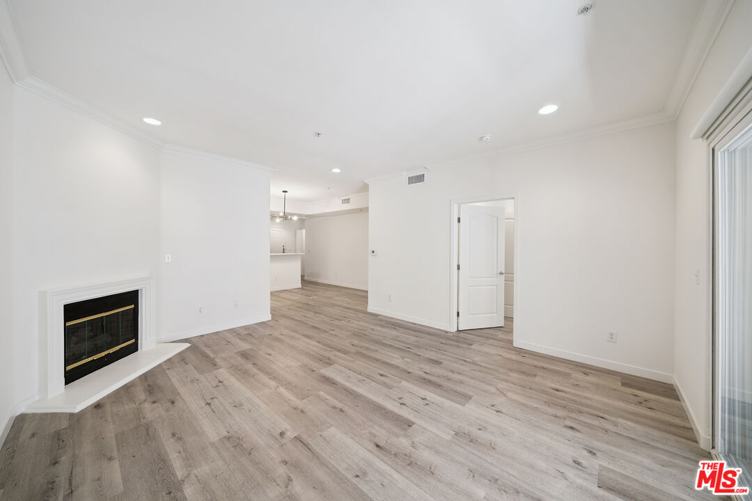2335 S Bentley Ave Unit: 207