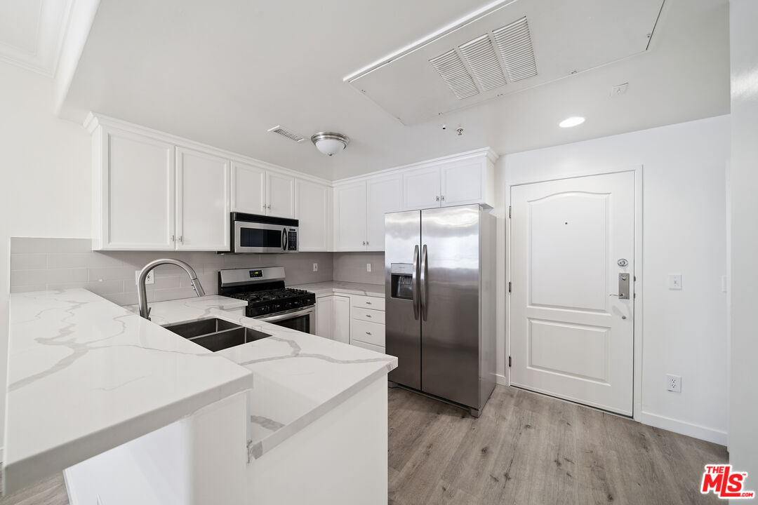 2335 S Bentley Ave Unit: 207