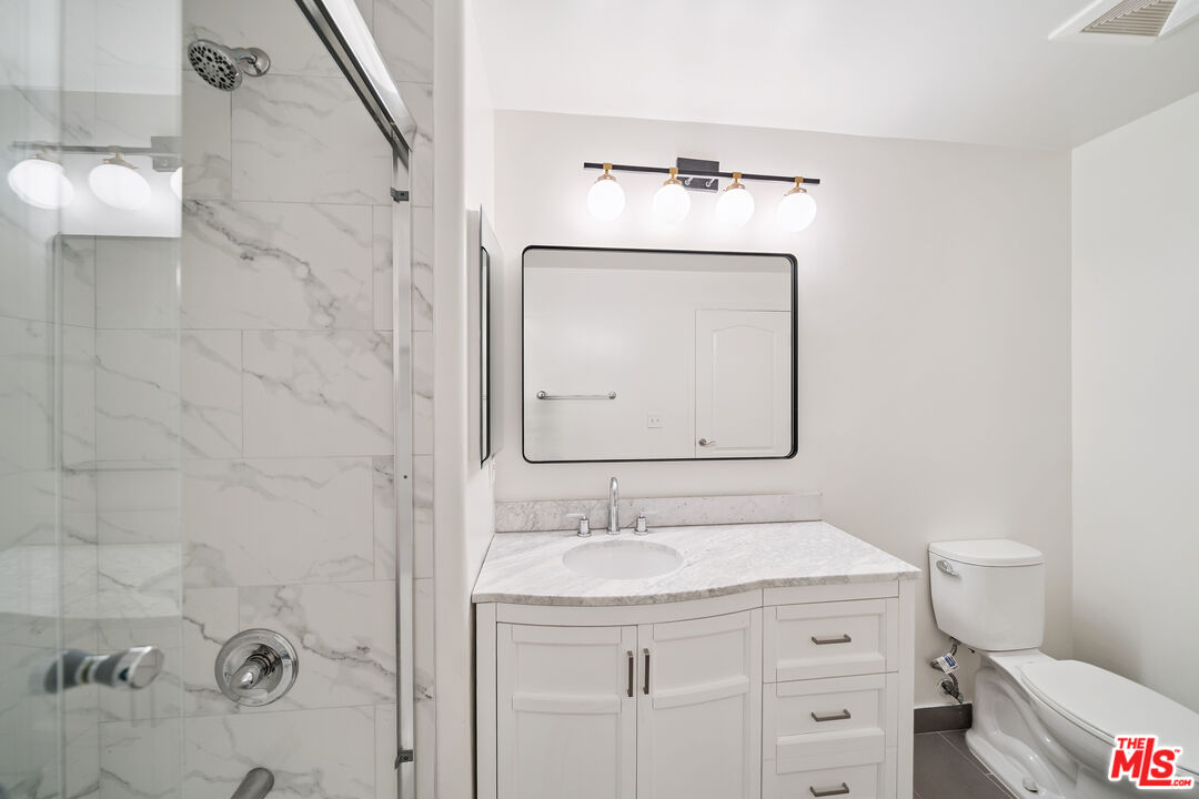 2335 S Bentley Ave Unit: 207
