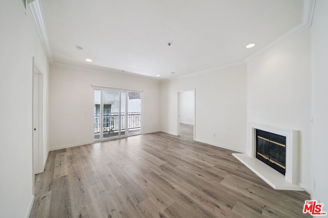 2335 S Bentley Ave Unit: 207