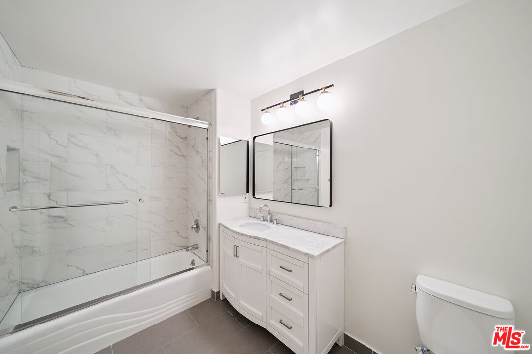 2335 S Bentley Ave Unit: 207