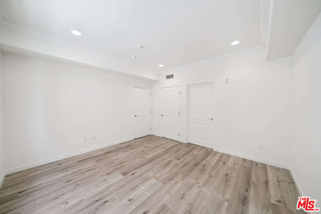 2335 S Bentley Ave Unit: 207