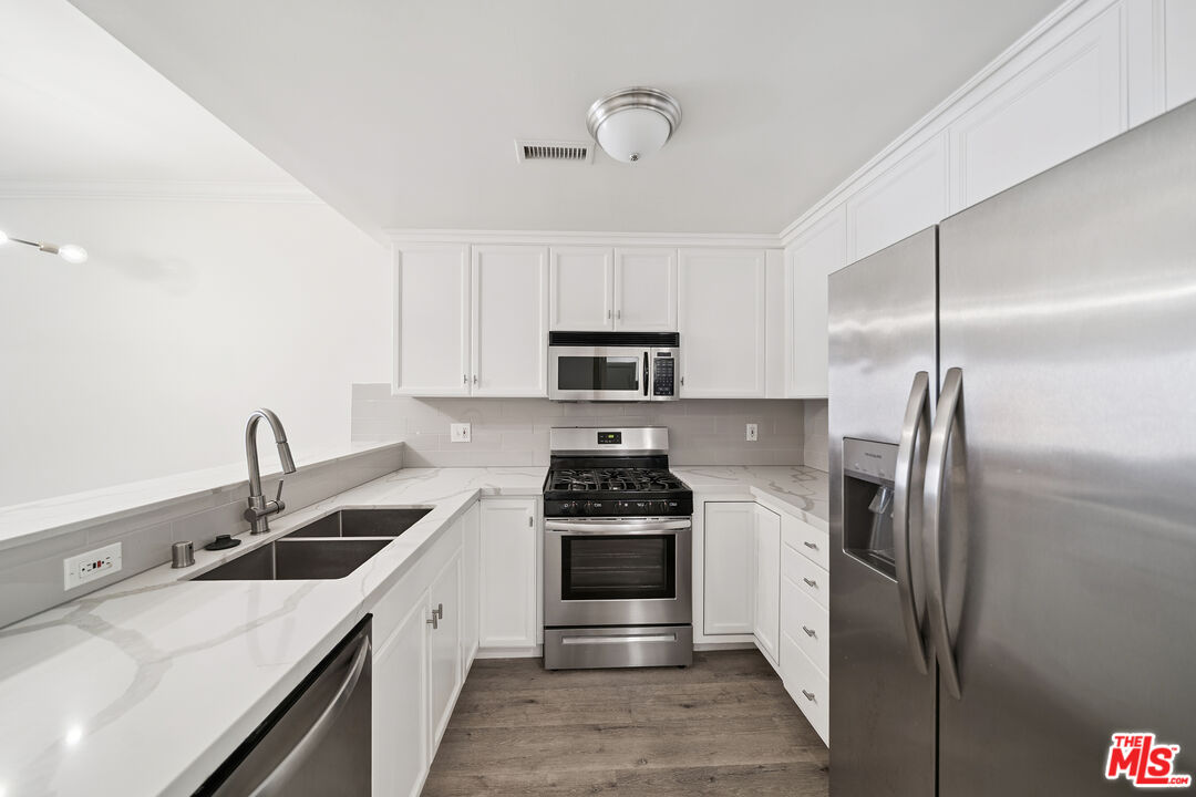 2335 S Bentley Ave Unit: 207