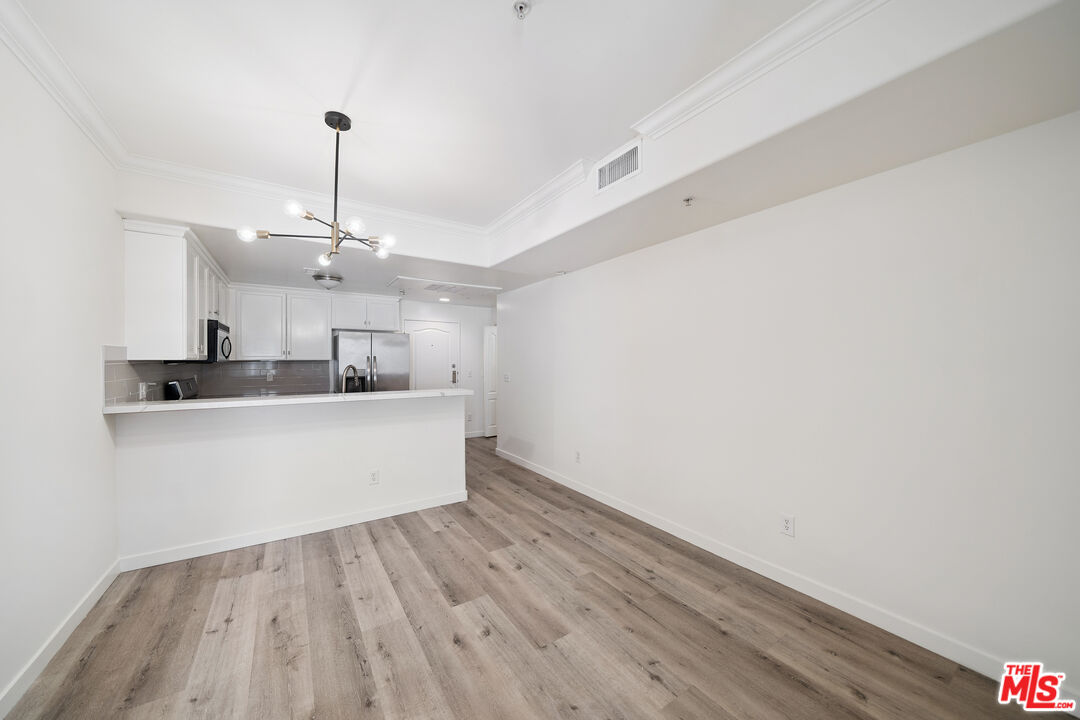 2335 S Bentley Ave Unit: 207