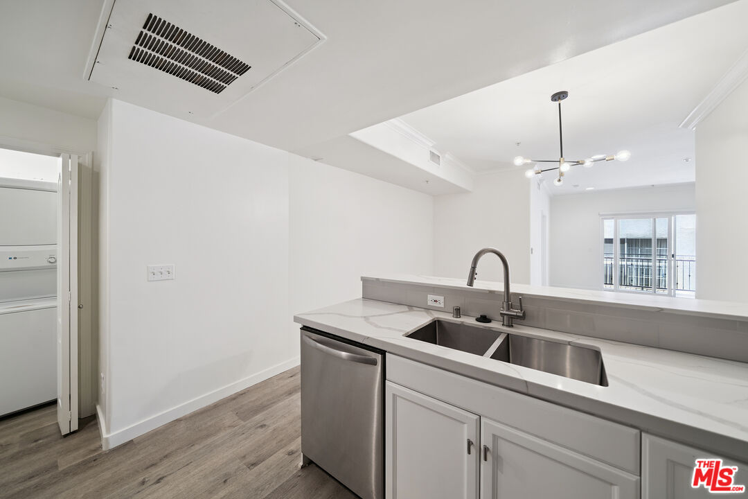 2335 S Bentley Ave Unit: 207