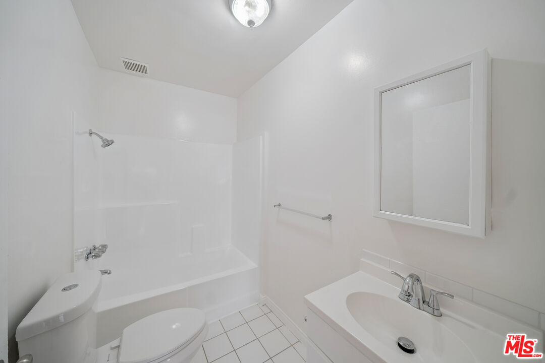 6827 Leland Ave Unit: 7