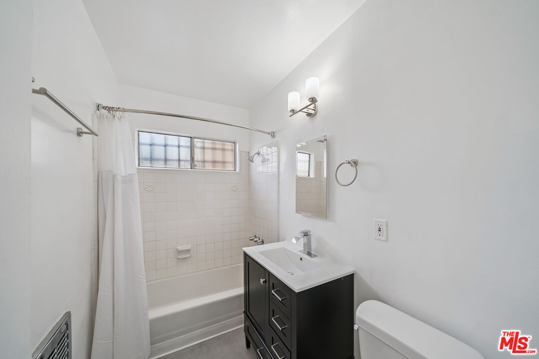 217 Carondelet Unit: 4