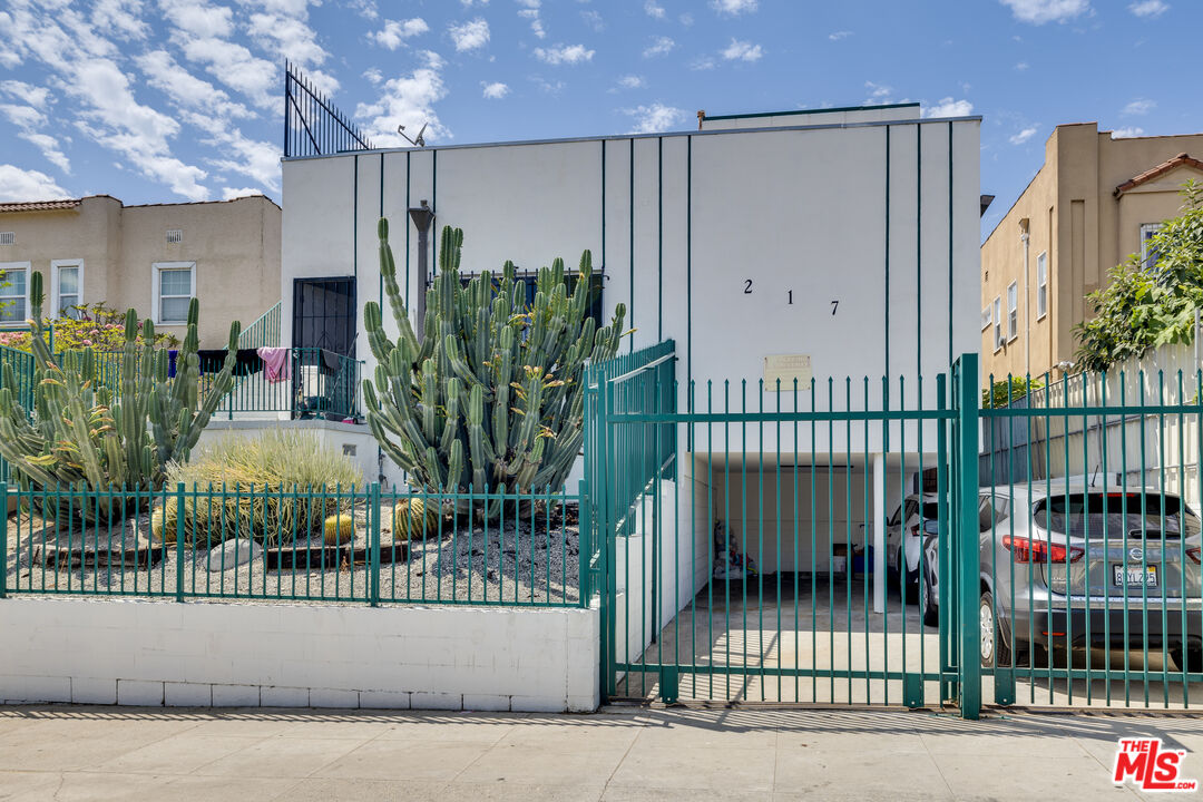 217 Carondelet Unit: 4