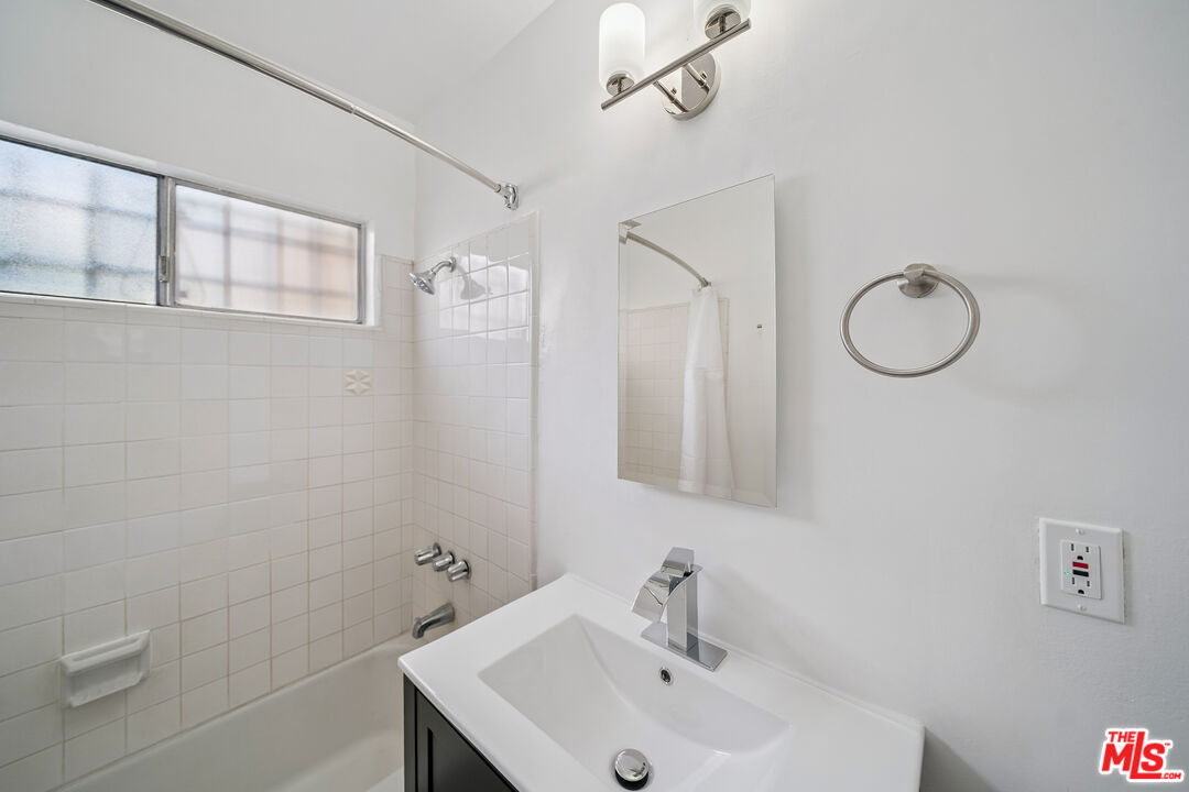 217 Carondelet Unit: 4