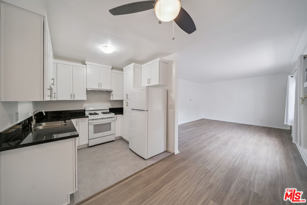 217 Carondelet Unit: 4